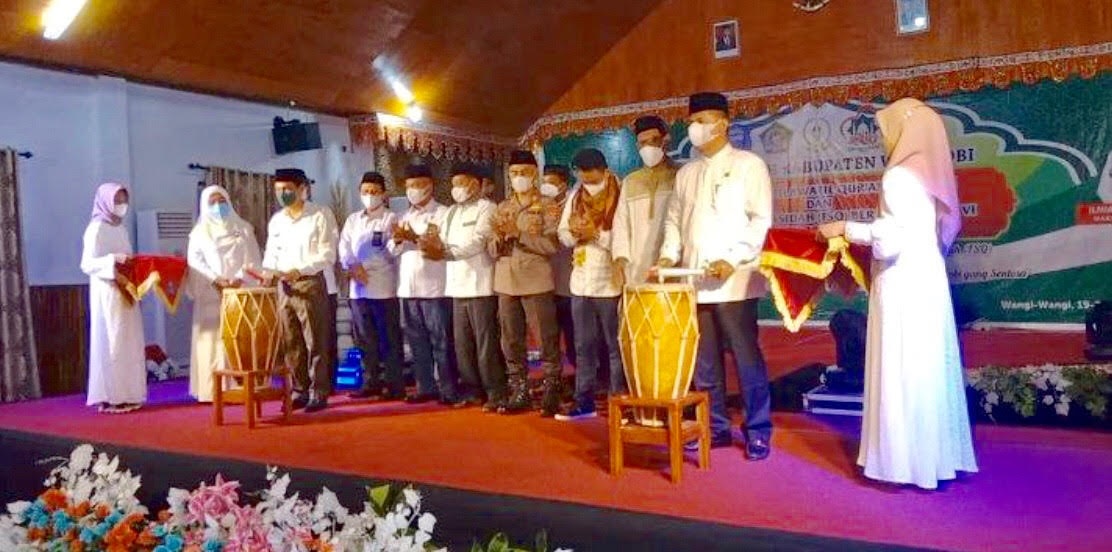 Bupati-Haliana-kiri-dan-Ketua-DPRD-Hamiruddin-kanan-Wakatobi-didampingi-perwakilan-anggota-Forkopimda-saat-membuka-MTQ-dan-FSQ