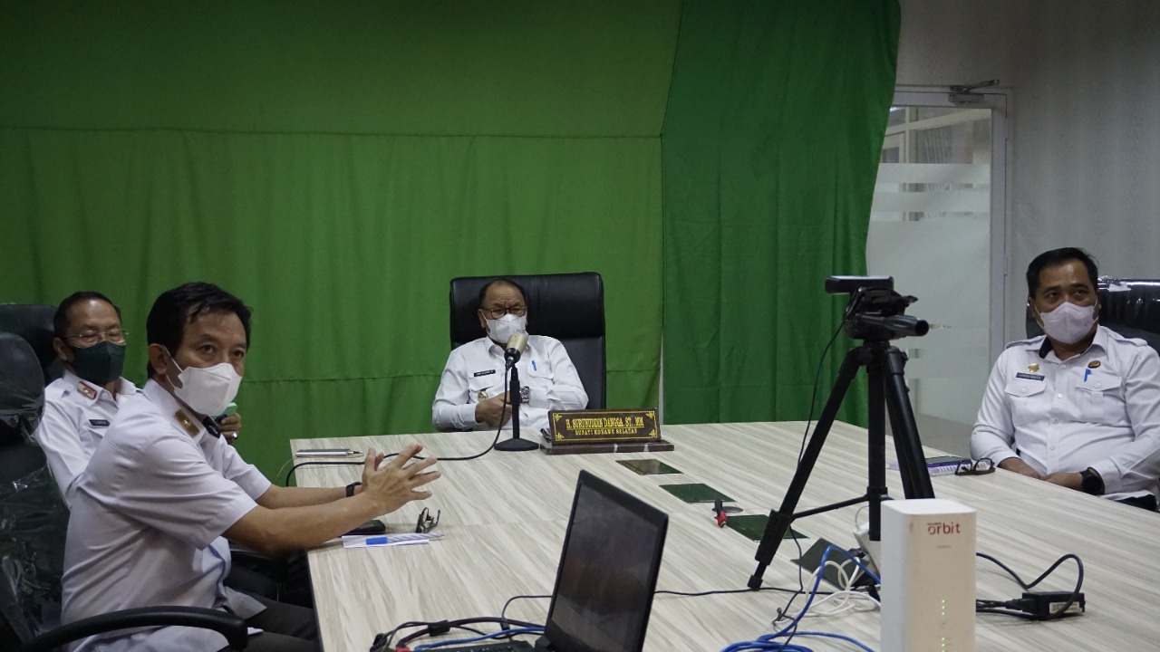 Bupati-Konawe-Selatan-H-Surunuddin-Dangga-ST-MM-tengah-bersama-Sekda-Syarif-Sajang-Kadis-PMPTSP-I-Putu-Darta-dan-Plt-Kadis-Kominfo-Hidayatullah