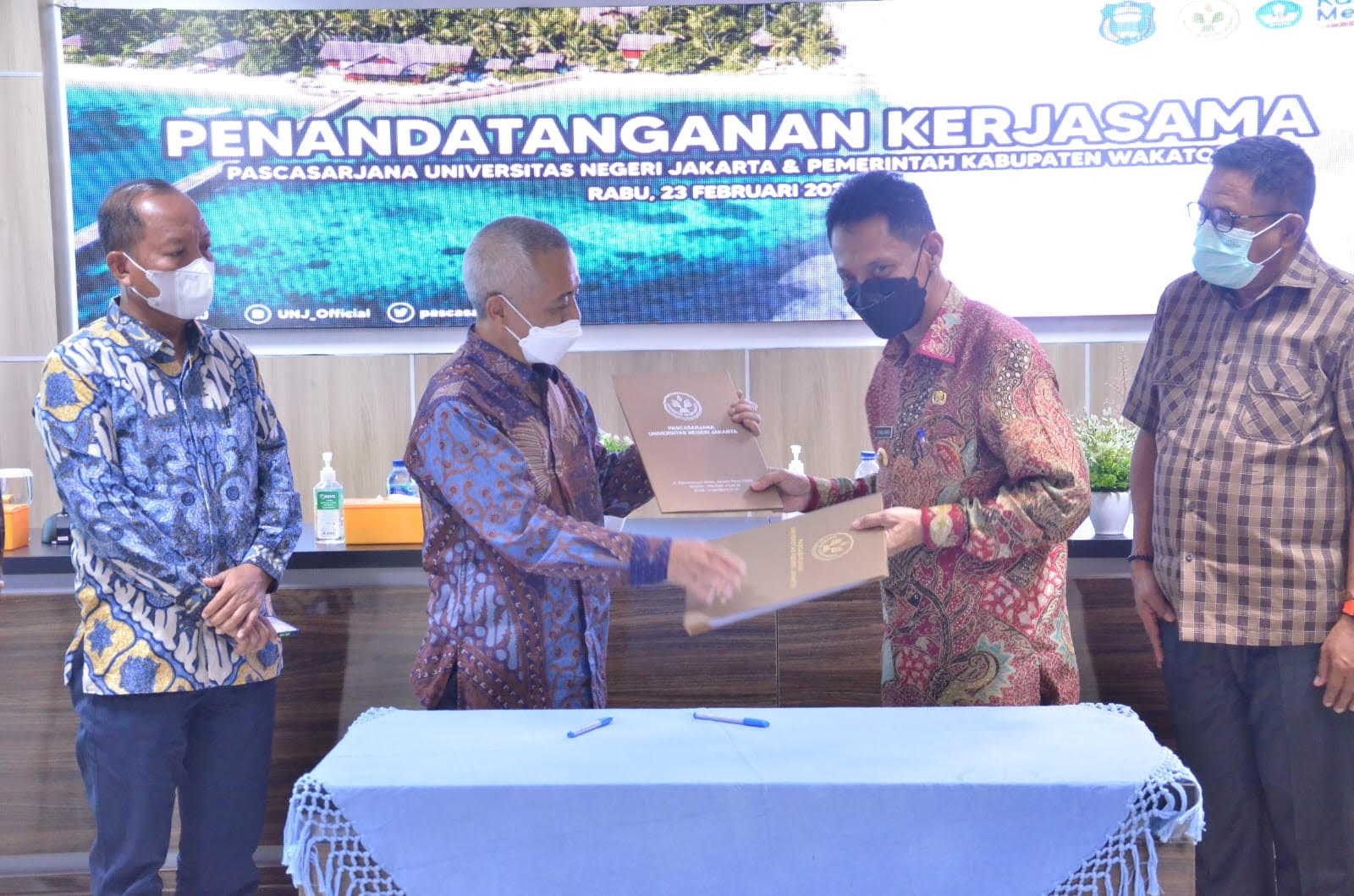 Bupati-Wakatobi-H.-Haliana-dengan-Direktur-Pasca-Sarjana-UNJ-Jakarta-Prof.-Dr.-Dedi-Purwana
