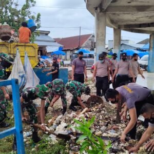 Dalam-rangka-memperingati-hari-sampah-nasional-personil-Polres-Baubau-Kodim-1413-Buton