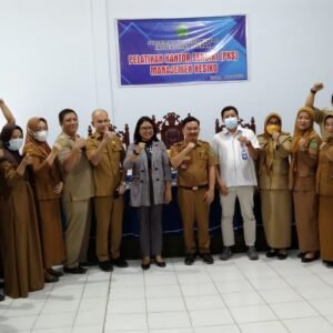Kepala-Inspektorat-Konawe-Rebiansyah-Halip-delapan-dari-kanan-beserta-jajarannya-foto-bersama-dua-orang-pemateri-dari-BPKP-Sultra-saat-bimtek-bertajuk-Pelatihan-Kantor-Sendiri-PKS