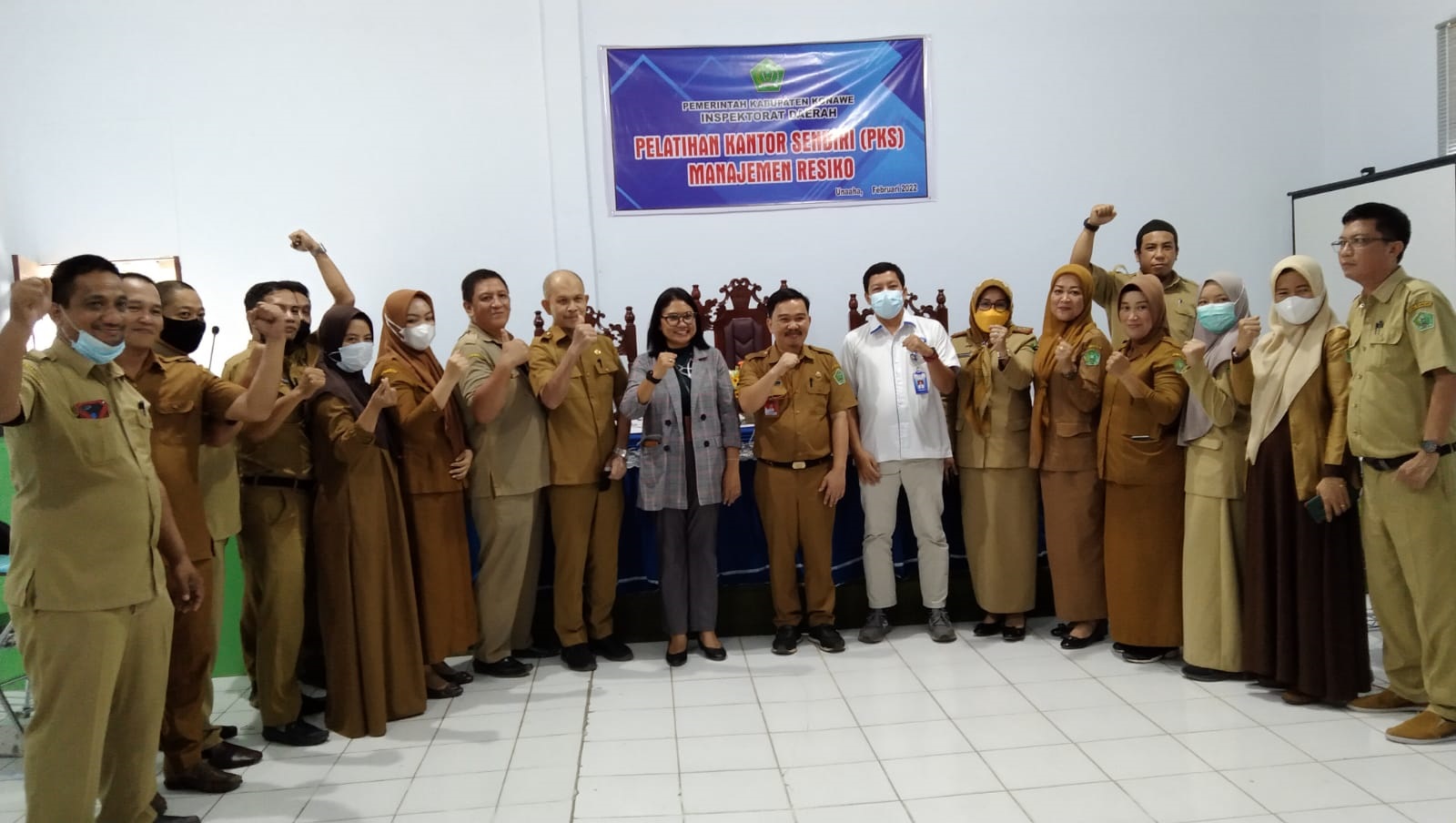 Kepala-Inspektorat-Konawe-Rebiansyah-Halip-delapan-dari-kanan-beserta-jajarannya-foto-bersama-dua-orang-pemateri-dari-BPKP-Sultra-saat-bimtek-bertajuk-Pelatihan-Kantor-Sendiri-PKS