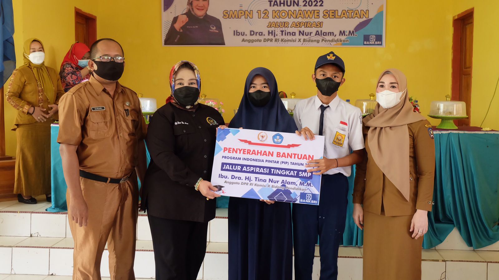 Tina-Nur-Alam-Serahkan-Bantuan-Program-Indonesia-Pintar-PIP-di-SMPN-12-Konsel-Selasa-15-Feb-2022.1