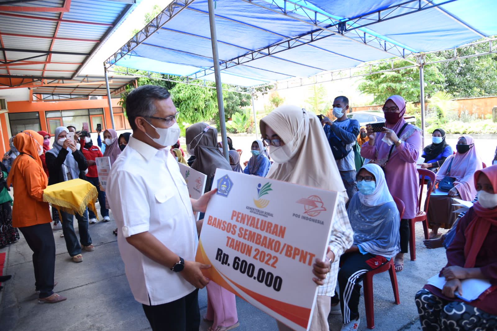 Wali-Kota-Kendari-Sulkarnain-Kadir-menyalurkan-bantuan-tunai-kepada-warga-prasejahtera-Minggu-20-Feb-2022.3