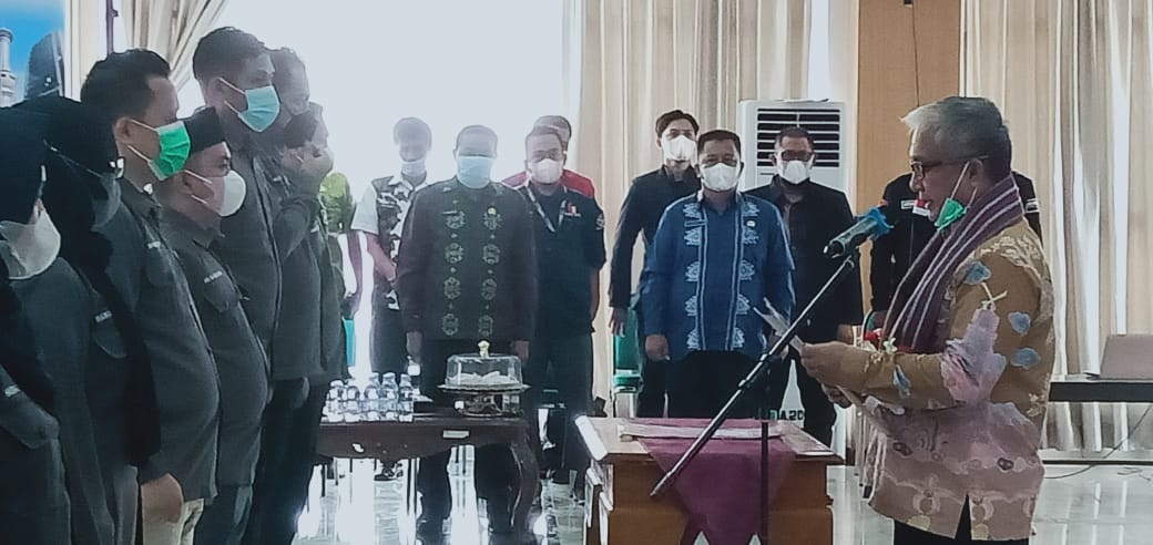 Pj Bupati Koltim, Sulwan Aboenawas (kanan) ketika mengukuhkan pengurus Forum UMKM di daerah itu, kamis (24/2). (Kusdin/kendarinews)