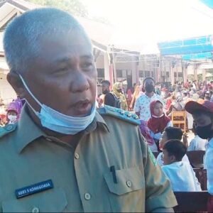 Bupati Konawe, Kery Saiful Konggoasa ketika memantau vaksinasi anak usia 6-11 tahun. Ia menargetkan bisa mencapai 100 persen pada Maret 2022.