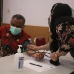 Kepala Kanwil Kemenkumham Sultra, Silvester Sili Laba saat memeriksakan kondisi kesehatannya sebelum mengikuti donor darah, Kamis (24/03/2022). (FOTO : KEMENKUMHAM SULTRA FOR KENDARI NEWS)