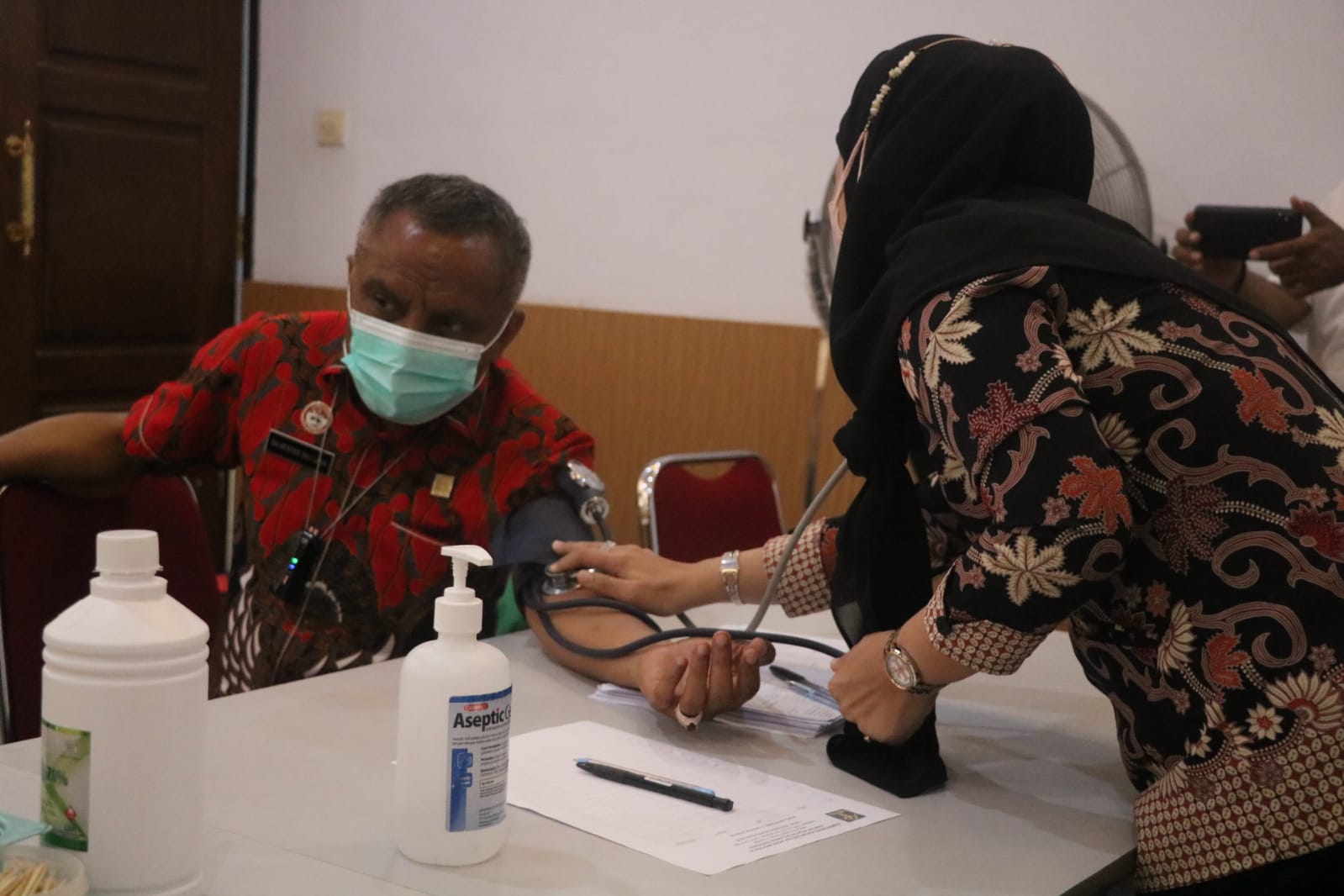 Kepala Kanwil Kemenkumham Sultra, Silvester Sili Laba saat memeriksakan kondisi kesehatannya sebelum mengikuti donor darah, Kamis (24/03/2022). (FOTO : KEMENKUMHAM SULTRA FOR KENDARI NEWS)