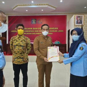 Kepala Sub Bagian Humas dan Protokol Sekretariat DPRD Kota Kendari, Bobi Adrian Sabara (ketiga dari kiri) menerima penghargaan dari Kemenkumhan Sultra. (FOTO : KANWIL KEMENKUMHAM SULTRA FOR KENDARI NEWS)