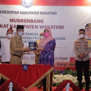 Bupati Wakatobi, Haliana (kiri) didampingi Forkopimda menyerahkan cinderamata kepada Kepala BPJSÂ Ketenagakerjaan Sultra, Minarni Lukman (kanan) usai menyepakati kerjasam perlindungan sosial ketenagakerjaan, Senin (22/03/2022).