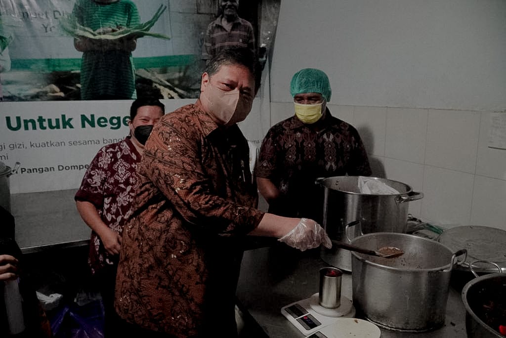 Menko Bidang Perekonomian RI, Airlangga Hartarto saat menyambangi salah satu pelaku UMKM di Yogyakarta. (FOTO : KEMENKO PEREKONOMIAN RI FOR KENDARI NEWS)