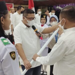 Ketua KONI Kabupaten Konsel periode 2022-2026, Adi Jaya Putra (dua dari kiri) menerima pataka KONI yang diserahkan Plt.Ketua Umum KONI Sultra, La Ode Suryono (kanan) dalam pelantikan pengurus KONI Konsel di Hotel Kubah 9 Kota Kendari, Selasa (22/3) malam.