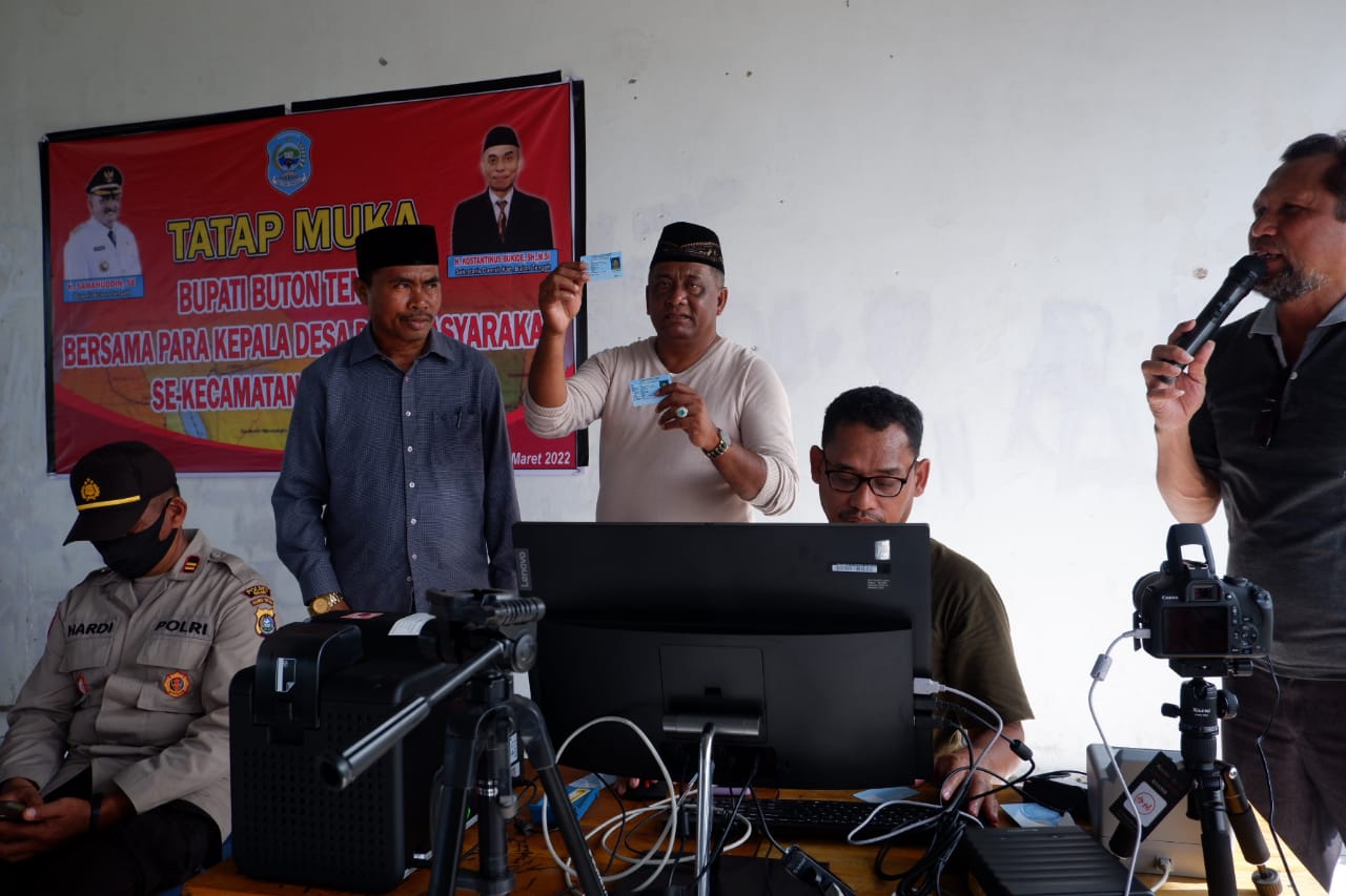 Bupati Buteng, H.Samahuddin menunjukkan e-KTP salah satu warganya yang baru selesai dibuat dengan alat perekaman Adminduk di Kecamatan Talaga Raya.