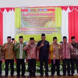 Bupati Buteng Samahuddin (lima kanan), Kepala Kemenag Sultra H. Zainal Mustamin (empat kanan), Kabid Pendidikan Madrasah Kemenag Sultra Muhammad Shaleh (lima kiri) bersama jajaran Kemenag usai pelantikan pengusu BP4 dan Asosiasiasi Guru Pendidikan Agama Islam Indonesia Kabupaten Buteng masa bakti 2022-2027, Rabu (16/3).