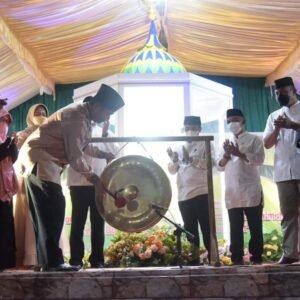 Bupati-La-Bakry-saat-memukul-gol-tanda-dimulainya-lomba-MTQ-Wabula