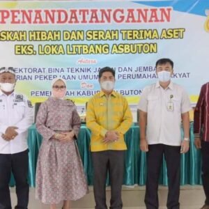 Bupati Buton, La Bakry (tengah) saat menerima penyerahan aset Loka Litbang Asbuton dari Kementerian PUPR. Aset tersebut akan dimanfaatkan Pemkab untuk kantor Perumda.