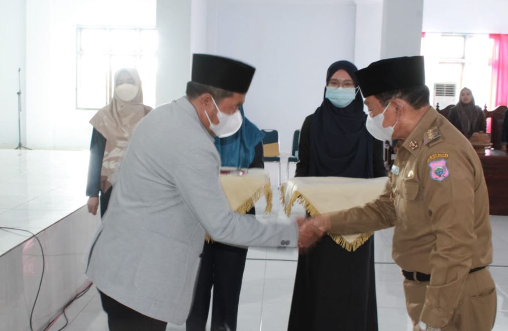 Ketua DPRD Butur, Diwan S.Pd saat menerima usulan rancangan peraturan daerah dari Bupati Buton Utara, Dr. Muh. Ridwan Zakariah