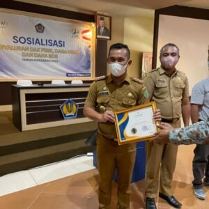 Kepala DPMD Konawe Keni Yuga Permana (kiri), menerima reward berupa piagam penghargaan dari Kepala KPPN Kendari Teguh Ratno Sukarno (kanan), kemarin. Pemkab Konawe menyabet peringkat satu penilaian kinerja DD semester II tahun 2021.