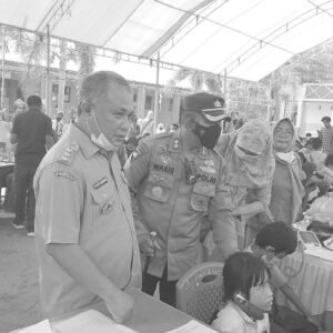 Bupati Konawe Kery Saiful Konggoasa didampingi Kapolres AKBP Wasis Santoso SIK saat meninjau pelaksanaan vaksinasi Covid-19 bagi anak usia 6-11 tahun di SDN 1 Unaaha.