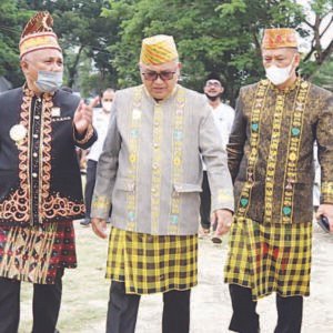 Bupati Konawe, Kery Saiful Konggoasa (kiri) saat berbincang dengan Ketua DPRD, H. Ardin (tengah) dan Sekretaris Kabupaten, Ferdinand Sapan (kanan).