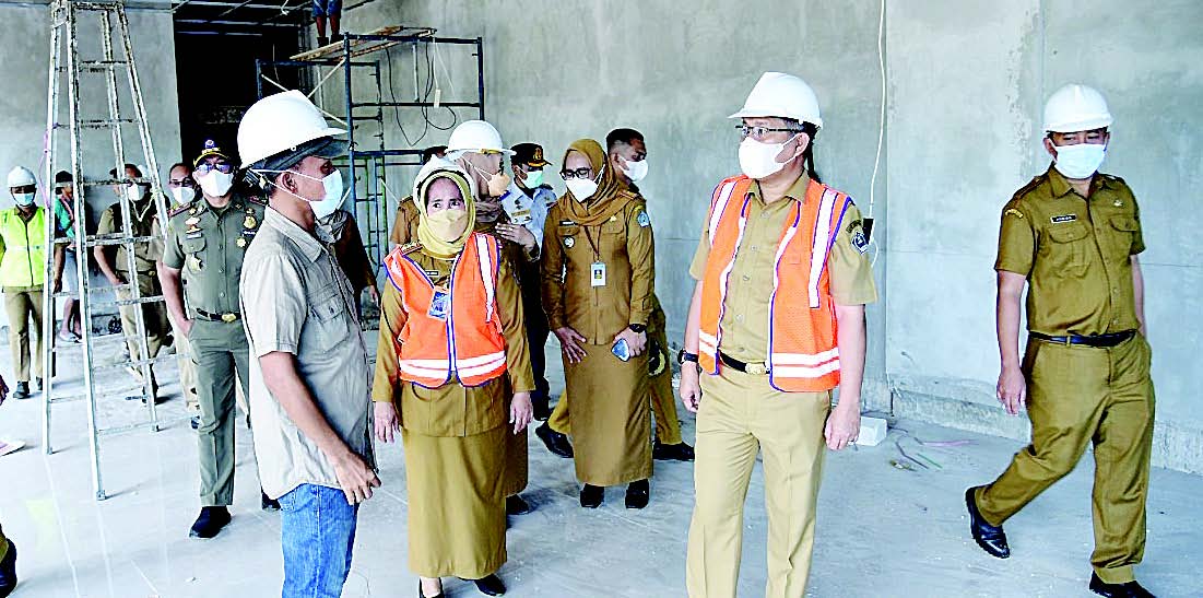 Wali Kota Kendari, Sulkarnain Kadir (dua dari kanan) saat meninjau pembangunan Mall Pelayanan Publik (MPP) Kota Kendari.