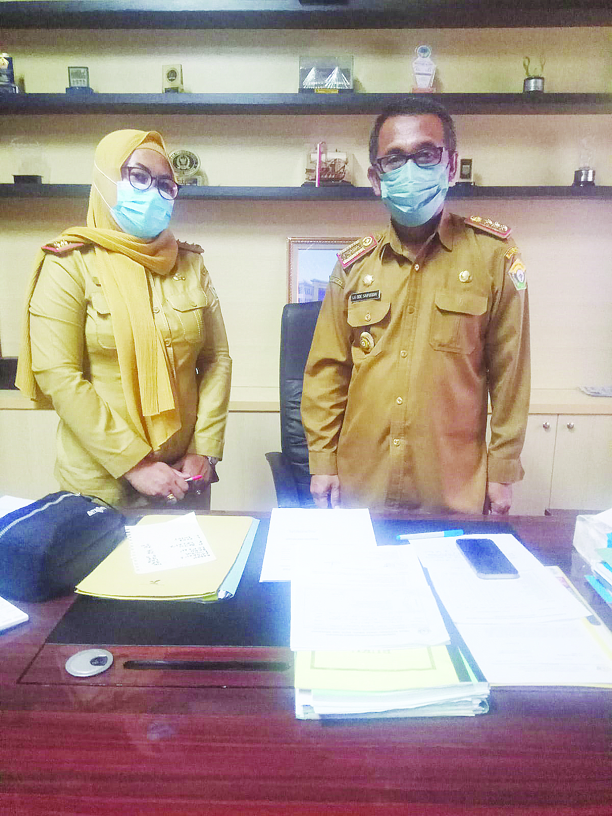 Kepala Dinas Koperasi dan UMKM Sultra, La Ode Saifuddin Bersama Kepala Seksi Pengembangan Penguatan dan Perlindungan Usaha Kecil Dinas Koperasi dan UMKM Sultra, Yeni.