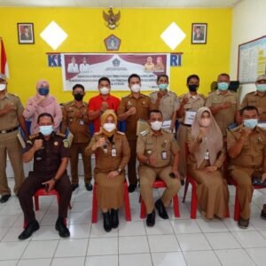Kasi Datun Kejaksaan Negeri Kendari La Ode Rudiani (duduk paling kiri) bersama jajaran ASN Bapenda usai menyalurkan SPPT di Kecamatan Kendari Barat, kemarin.
