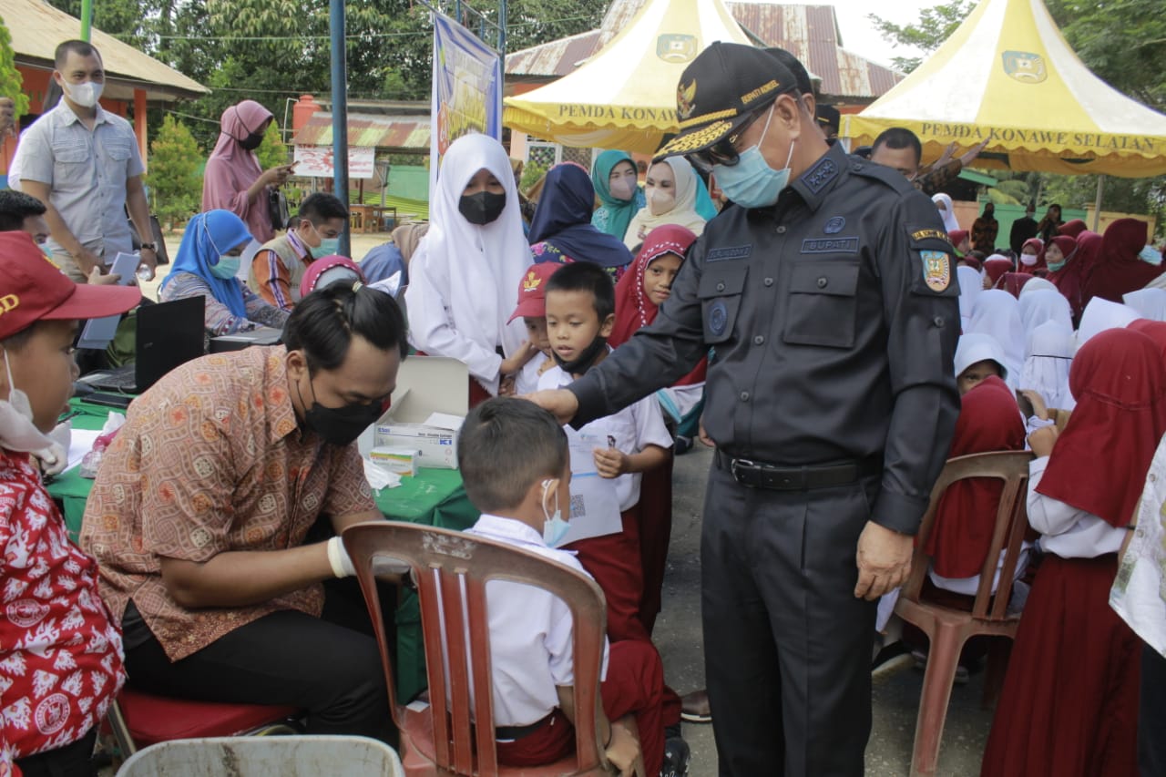 Bupati Konsel, H. Surunuddin Dangga bersama Ketua Tim Penggerak PKK, Hj. Nurlin Surunuddin saat memantau langsung vaksinasi anak di SDN 6 Andoolo, Kelurahan Potoro, Andoolo, kemarin.