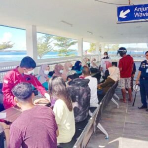 Masyarakat yang hendak berangkat melalui Pelabuhan Pangulubelo diarahkan mengikuti suntik vaksin bagi yang belum mengantongi sertifikat dosis satu maupun dua. Kegiatan itu digagas pihak KUPP Wanci.