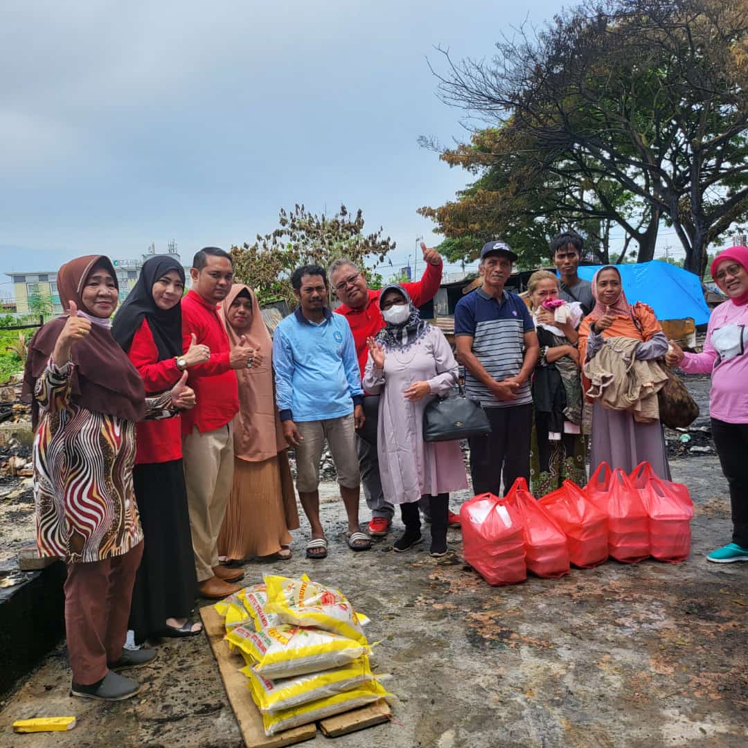 Pengurus KKSS Kota Kendari menyalurkan bantuan kepada korban kebakaran di Kelurahan Korumba, kemarin