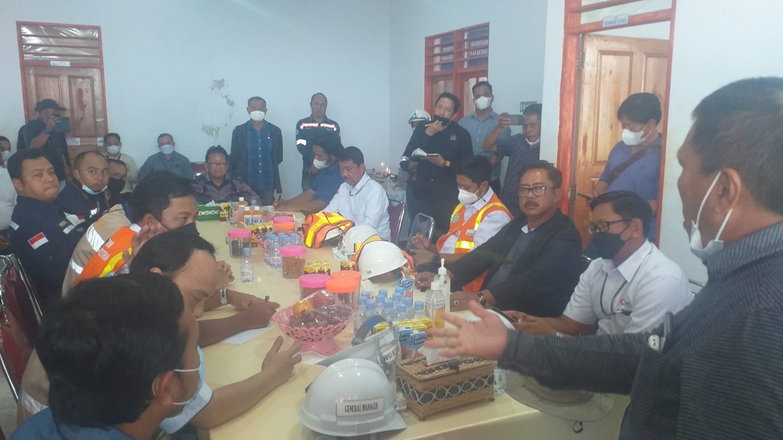 Pimpinan Komisi VII DPR RI saat bertandang pada mess PT Antam di Desa Mandiodo, Kecamatan Molawe. Kehadiran mereka untuk mendengar dan meninjau langsung keberadaan BUMN tersebut di Tanah Oheo.
