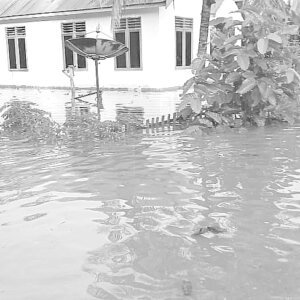 Rumah warga di Desa Lakapera yang terendam banjir. Pemkab butuh anggaran diatas Rp 7 miliar untuk memperbaiki infrastruktur yang rusak akibat bencana