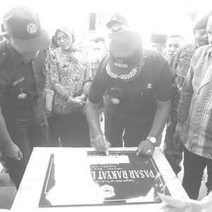 Bupati Buteng, H. Samahuddin meresmikan pasar rakyat Lamaraja di Desa Wakambangura II Kecamatan Mawasangka, kemarin.