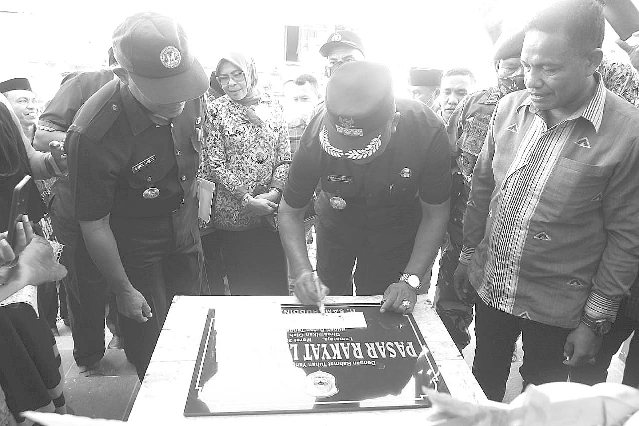 Bupati Buteng, H. Samahuddin meresmikan pasar rakyat Lamaraja di Desa Wakambangura II Kecamatan Mawasangka, kemarin.