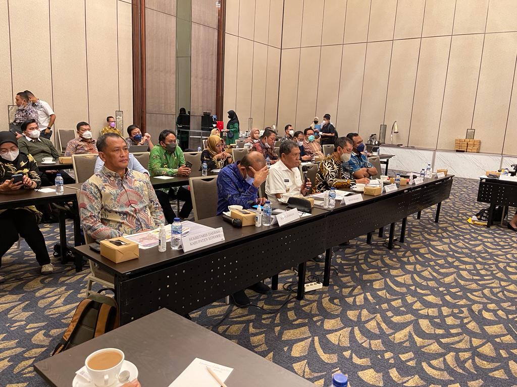 Sekab Konawe, Ferdinand Sapan (kiri) ketika mengikuti pertemuan bersama pihak KemenATR/BPN di Jakarta, untuk membahas terkait Raperda rencana detail tata ruang Kecamatan Pondidaha.