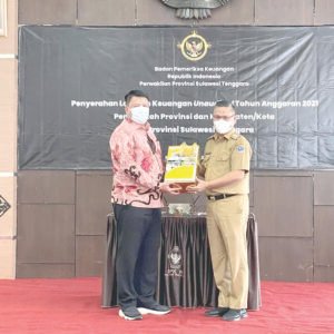 Wali Kota Kendari, Sulkarnain Kadir (kanan) menyerahkan LKPD Tahun Anggaran 2021 kepada Kepala Subauditorat BPK RI Perwakilan Sultra, Patrice (kiri) di Aula BPK, kemarin.