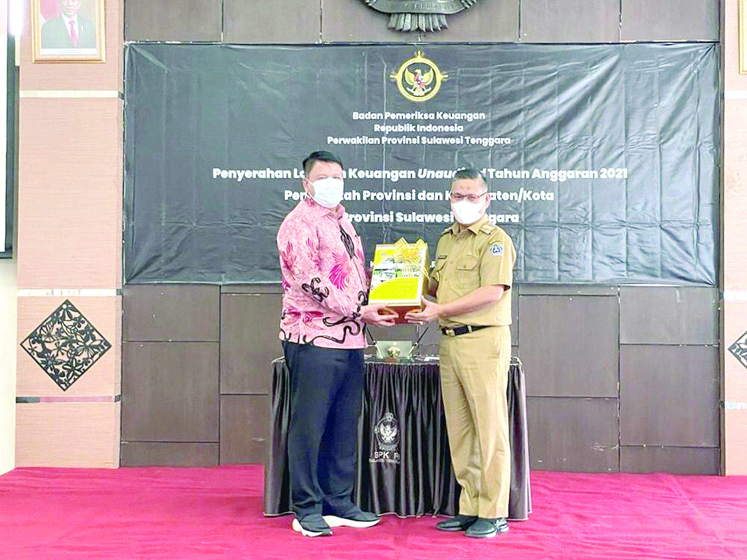 Wali Kota Kendari, Sulkarnain Kadir (kanan) menyerahkan LKPD Tahun Anggaran 2021 kepada Kepala Subauditorat BPK RI Perwakilan Sultra, Patrice (kiri) di Aula BPK, kemarin.