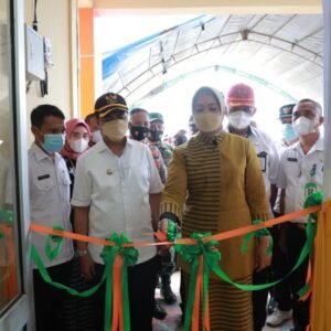 Pengguntingan pita oleh Ketua TP PKK Kabupaten Buton, Delya Montolalu yang mendampingi Bupati, La Bakry, tanda diresmikannya Puskesmas Waoleona, kemarin
