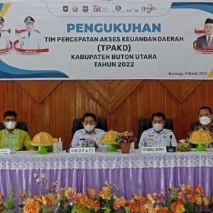 Bupati Butur, Muh. Ridwan Zakariah (kedua dari kiri) saat mengukuhkan Tim Percepatan Akses Keuangan Daerah di aula Kantor Bappeda, kemarin.