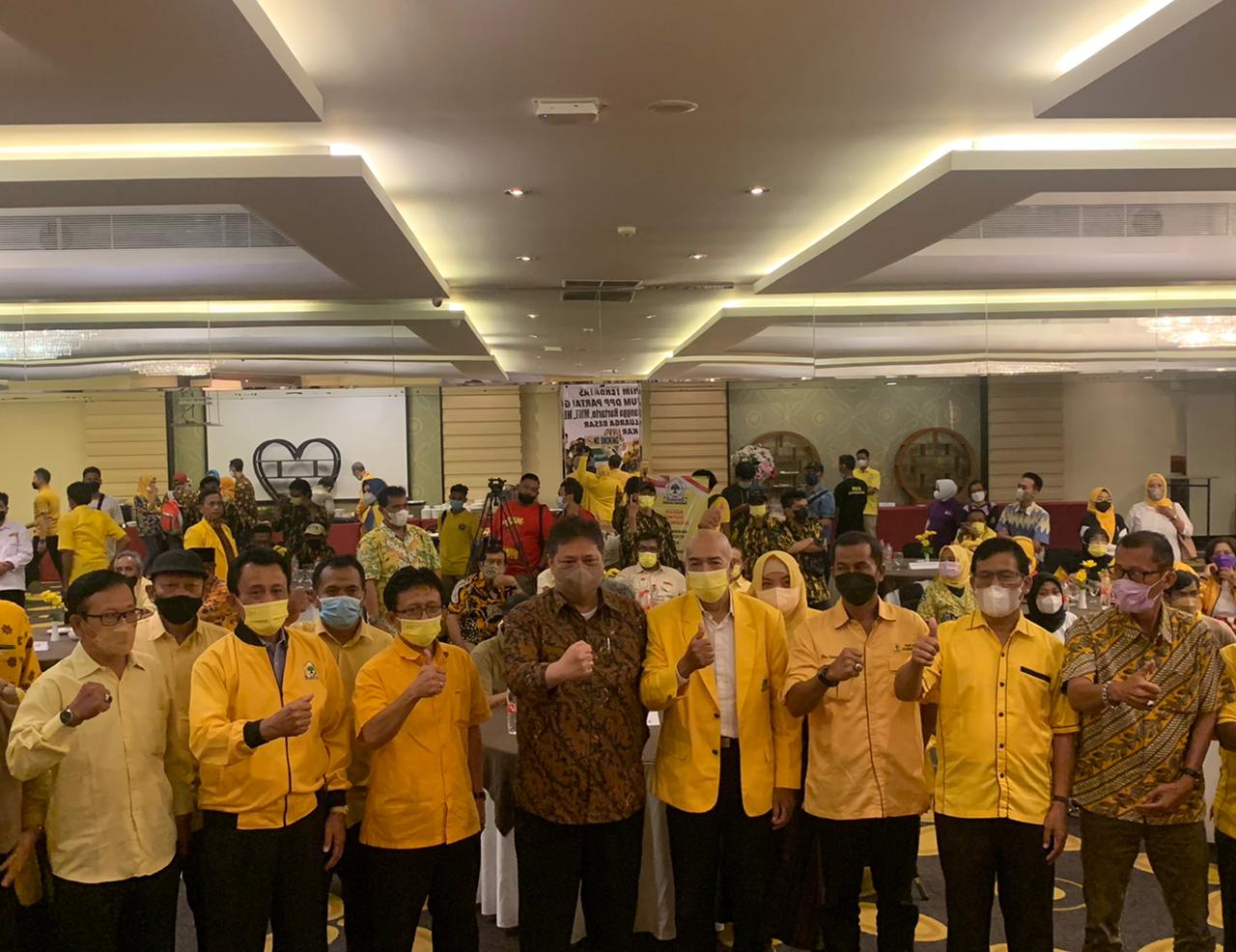 Ketum Partai Golkar Airlangga Hartarto (keempat dari kanan) sempatkan foto bersama pengurus Partai Golkar Yogyakarta. (FOTO : PARTAI GOLKAR FOR KENDARI NEWS)