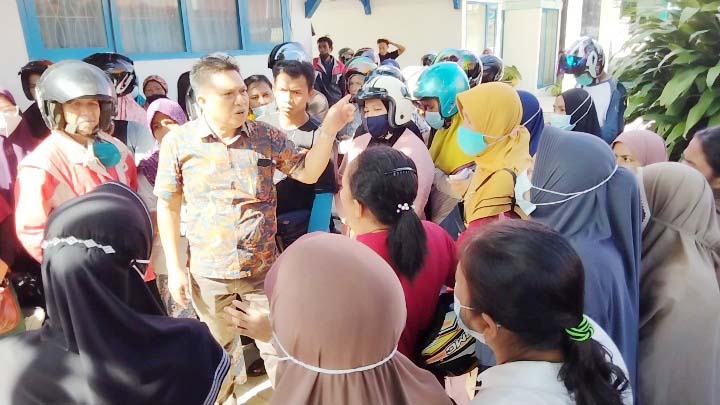 Kegiatan pasar murah yang diagendakan Pemkot di kantor Disperindag Baubau, batal dilaksanakan. Sejumlah warga pulang dengan tangan hampa dan kecewa.