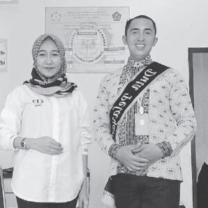 Humas BLUD RS Konawe BJ Hildariani Fattah (kiri) dan Duta Pelayanan BLUD RS Konawe, Asri.