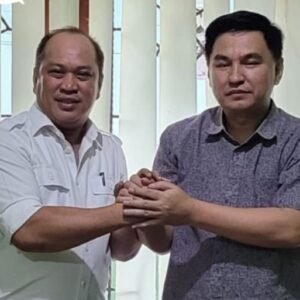 Ketua DPW PBB Sultra Ruksamin (Kiri) bersama Ketua DPD Demokrat Sultra Muhammad Endang (Kanan) usai diskusi santai di Kantor DPW PBB Sultra, Rabu (23/3). Foto: Muhammad Akbar Ali/Kendari News