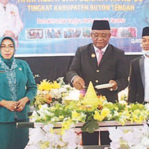 Bupati Buteng Samahuddin didampingi Forkopimda memotong tumpeng pada peringatan Hari Kesatuan Gerak PKK ke-50 di Buteng.