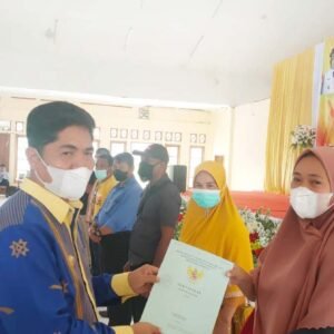 1.500 sertifikat tanah dari BPN, diserahkan Bupati Buton, La Bakry pada warga di gedung Serba Guna Wakaaka, Pasarwajo.