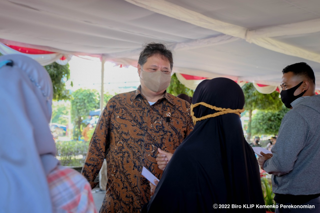 Menko Bidang Perekonomian RI, Airlangga Hartarto menyalurkan bantuan tunai kepada warga prasejahtera di Yogyakarta. (FOTO : KEMENKO PEREKONOMIAN RI, AIRLANGGA HARTARTO)