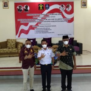 Kepala Kanwil Kemenkumham Sultra, Silvester Sili Laba (paling kiri) bersama Bupati Wakatobi, Haliana (tengah) dan Ketua DPRD Wakatobi Hamiruddin sempatkan foto bersama usai menandatangani MoU terkait peningkatan pelayanan hukum dan HAM di Wakatobi. (FOTO : KEMENKUMHAM SULTRA FOR KENDARI NEWS)