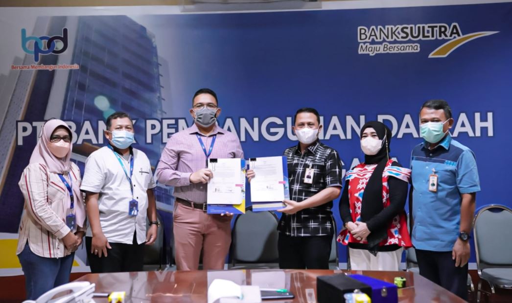 Direktur Utama Bank Sultra, Abdul Latif (ketiga dari kanan) didampingi Direktur Pemasaran Bank Sultra Hayati Hasan (kedua dari kanan), dan Direktur Kepatuhan Bank Sultra, Hariyanto serta jajaran PT. Taspen Cabang Kendari (paling kanan) sempatkan foto bersama Kepala PT Taspen Cabang Kendari, Peter Laurensius Samosir (ketiga dari kiri) usai menandatangani kerjasama pemberian jaminan sosial ketenagakerjaan bagi pensiunan ASN, Jumat (04/03/2022). (FOTO : AGUS SETIAWAN / KENDARI NEWS).