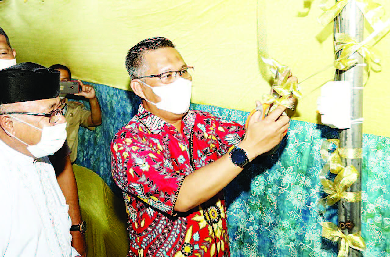 Wali Kota Kendari saat meresmikan Program Kendari Terang di Kelurahan Pondambea. Program tersebut memiliki multiplier effect. Salah satunya meningkatkan penerimaan daerah dari sektor PPJ.