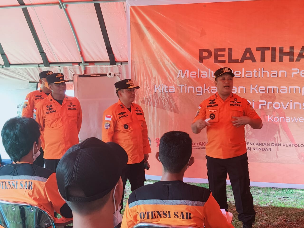 Bupati Konut, Ruksamin (paling kanan) didampingi Kepala Basarnas Kendari, Aris Sofingi (tengah) saat memberikan arahan kepada peserta pelatihan SAR di Pantai Toronipa, kemarin.